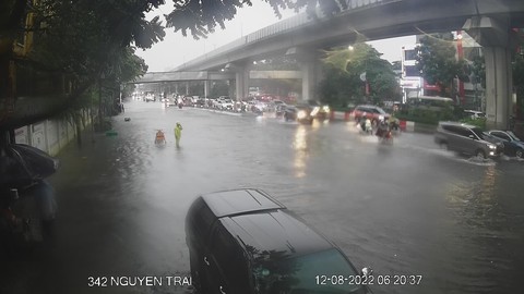 Hà Nội mưa lớn, mới sáng sớm nhiều tuyến phố thành sông - Ảnh 7. Hà Nội mưa lớn, mới sáng sớm nhiều tuyến phố thành sông - Ảnh 7.
