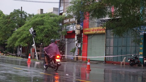Nhà 6 tầng đổ sập trong đêm, một người bị sây sát nhẹ - Ảnh 2. Nhà 6 tầng đổ sập trong đêm, một người bị sây sát nhẹ - Ảnh 2.