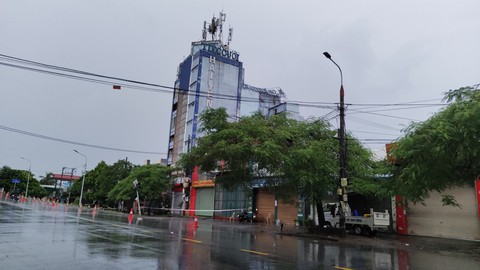 Nhà 6 tầng đổ sập trong đêm, một người bị sây sát nhẹ - Ảnh 3. Nhà 6 tầng đổ sập trong đêm, một người bị sây sát nhẹ - Ảnh 3.