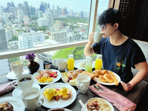 Nathan Lee cover Ai chung tình được mãi, mở đầu series hát vòng quanh thế giới - Ảnh 2. Nathan Lee cover Ai chung tình được mãi, mở đầu series hát vòng quanh thế giới - Ảnh 2.