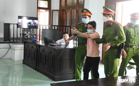 Bị cáo giết cả nhà vợ cũ la lối đòi giết em trai vợ ngay tại tòa - Ảnh 1. Bị cáo giết cả nhà vợ cũ la lối đòi giết em trai vợ ngay tại tòa - Ảnh 1.