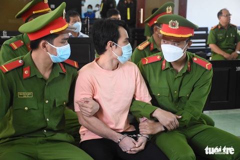 Bị cáo giết cả nhà vợ cũ la lối đòi giết em trai vợ ngay tại tòa - Ảnh 2. Bị cáo giết cả nhà vợ cũ la lối đòi giết em trai vợ ngay tại tòa - Ảnh 2.
