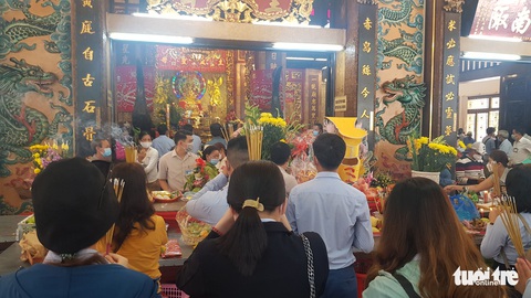 Lần đầu tiên khách hành hương được tới gần tượng Bà Chúa Xứ núi Sam - Ảnh 3. Lần đầu tiên khách hành hương được tới gần tượng Bà Chúa Xứ núi Sam - Ảnh 3.