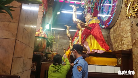 Lần đầu tiên khách hành hương được tới gần tượng Bà Chúa Xứ núi Sam - Ảnh 2. Lần đầu tiên khách hành hương được tới gần tượng Bà Chúa Xứ núi Sam - Ảnh 2.