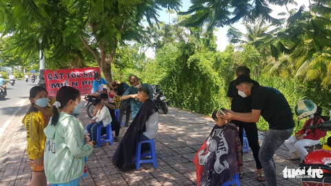 Lần đầu tiên khách hành hương được tới gần tượng Bà Chúa Xứ núi Sam - Ảnh 6. Lần đầu tiên khách hành hương được tới gần tượng Bà Chúa Xứ núi Sam - Ảnh 6.