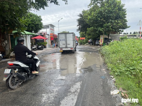 Cần Thơ: Đường xuống cấp, đi lại khó khăn, dân phải bỏ tiền ra sửa - Ảnh 1. Cần Thơ: Đường xuống cấp, đi lại khó khăn, dân phải bỏ tiền ra sửa - Ảnh 1.
