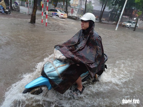 Hà Nội mưa lớn, mới sáng sớm nhiều tuyến phố thành sông - Ảnh 10. Hà Nội mưa lớn, mới sáng sớm nhiều tuyến phố thành sông - Ảnh 10.