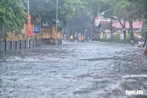 Hà Nội mưa lớn, mới sáng sớm nhiều tuyến phố thành sông - Ảnh 1. Hà Nội mưa lớn, mới sáng sớm nhiều tuyến phố thành sông - Ảnh 1.