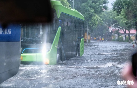 Hà Nội mưa lớn, mới sáng sớm nhiều tuyến phố thành sông - Ảnh 8. Hà Nội mưa lớn, mới sáng sớm nhiều tuyến phố thành sông - Ảnh 8.