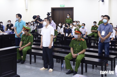 Cựu đại tá Phùng Anh Lê đề nghị thay đổi kiểm sát viên trong phiên xét xử nhận hối lộ - Ảnh 2. Cựu đại tá Phùng Anh Lê đề nghị thay đổi kiểm sát viên trong phiên xét xử nhận hối lộ - Ảnh 2.