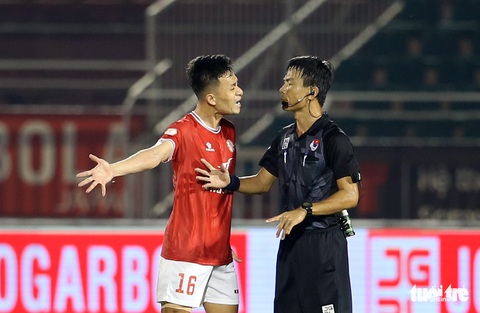 Trọng tài bị cầu thủ TP.HCM tìm đến phản ứng sau trận thua Bình Định - Ảnh 2. Trọng tài bị cầu thủ TP.HCM tìm đến phản ứng sau trận thua Bình Định - Ảnh 2.