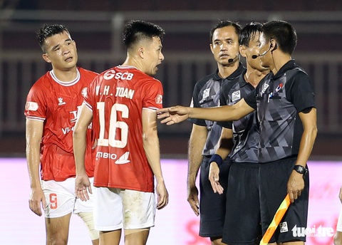 Trọng tài bị cầu thủ TP.HCM tìm đến phản ứng sau trận thua Bình Định - Ảnh 4. Trọng tài bị cầu thủ TP.HCM tìm đến phản ứng sau trận thua Bình Định - Ảnh 4.