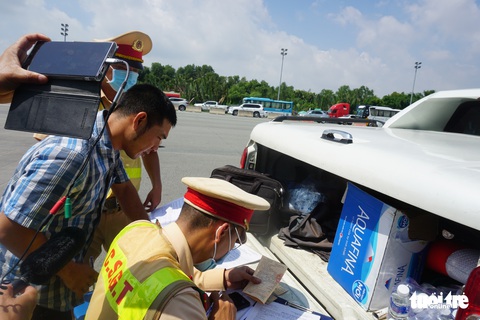 Xe tải tông barie làn ETC ở cao tốc, tài xế nói: Em không biết tài khoản hết tiền - Ảnh 3. Xe tải tông barie làn ETC ở cao tốc, tài xế nói: Em không biết tài khoản hết tiền - Ảnh 3.