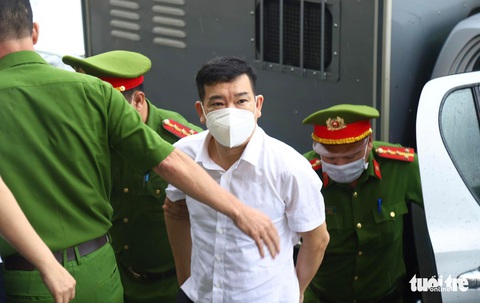 Cựu trưởng Công an quận Tây Hồ hầu tòa hành vi nhận hối lộ để tha người đang bị tạm giữ - Ảnh 1. Cựu trưởng Công an quận Tây Hồ hầu tòa hành vi nhận hối lộ để tha người đang bị tạm giữ - Ảnh 1.