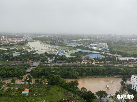 Hà Nội mưa lớn, mới sáng sớm nhiều tuyến phố thành sông - Ảnh 3. Hà Nội mưa lớn, mới sáng sớm nhiều tuyến phố thành sông - Ảnh 3.