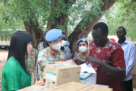 Khám, cấp phát thuốc miễn phí cho 200 người dân Nam Sudan chịu ảnh hưởng mưa lũ - Ảnh 2. Khám, cấp phát thuốc miễn phí cho 200 người dân Nam Sudan chịu ảnh hưởng mưa lũ - Ảnh 2.