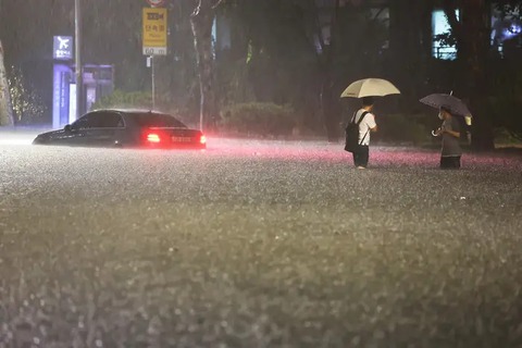 Xe sang và siêu xe đắp chiếu kỷ lục sau trận lụt tại khu nhà giàu Gangnam ở Seoul - Ảnh 6.