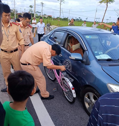Thầy giáo ngồi uống nước, học viên tập lái tông chết bé gái 3 tuổi - Ảnh 1. Thầy giáo ngồi uống nước, học viên tập lái tông chết bé gái 3 tuổi - Ảnh 1.