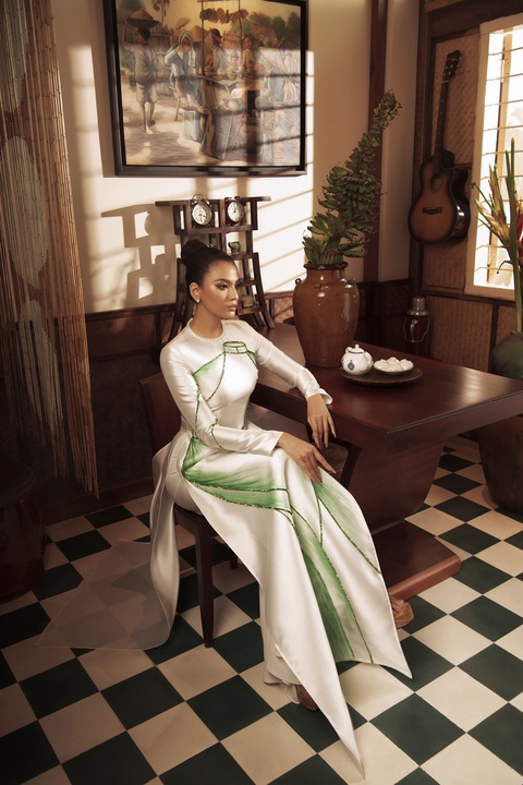Phạm Hương, Minh Tú, Trương Thị May đọ dáng trong áo dài cách tân - Ảnh 18. Phạm Hương, Minh Tú, Trương Thị May đọ dáng trong áo dài cách tân - Ảnh 18.