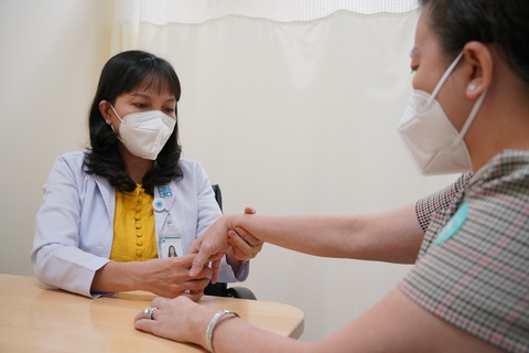 Chương trình tư vấn: Gãy xương rồi mới biết loãng xương - Ảnh 2. Chương trình tư vấn: Gãy xương rồi mới biết loãng xương - Ảnh 2.