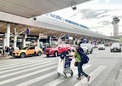 Chuyên gia cho rằng xe buýt phải là phương thức chủ lực để đón khách tại Tân Sơn Nhất - Ảnh 1. Chuyên gia cho rằng xe buýt phải là phương thức chủ lực để đón khách tại Tân Sơn Nhất - Ảnh 1.