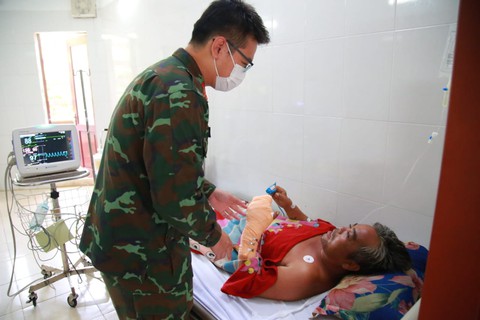 Trung tâm Y tế thị trấn Trường Sa cấp cứu cho ngư dân bị cuốn tay vào máy xay đá - Ảnh 1. Trung tâm Y tế thị trấn Trường Sa cấp cứu cho ngư dân bị cuốn tay vào máy xay đá - Ảnh 1.