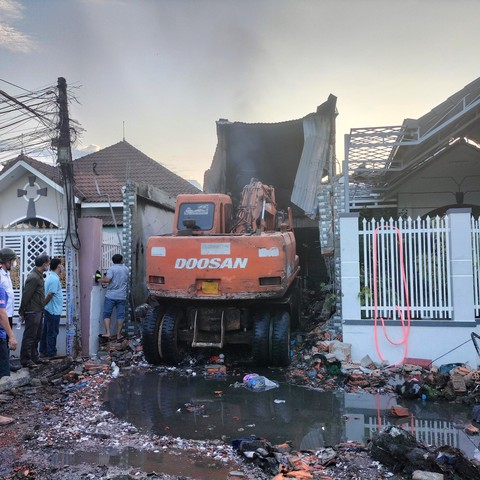 Cháy nhà trong khu dân cư, mới cứu được 1 người, chưa tìm thấy 3 mẹ con - Ảnh 1. Cháy nhà trong khu dân cư, mới cứu được 1 người, chưa tìm thấy 3 mẹ con - Ảnh 1.