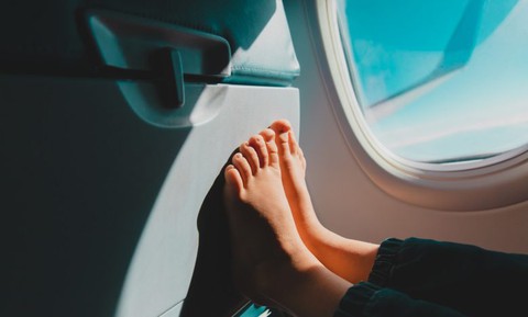 Vì sao bạn nên tránh đi chân trần trên máy bay? - Ảnh 1. Vì sao bạn nên tránh đi chân trần trên máy bay? - Ảnh 1.