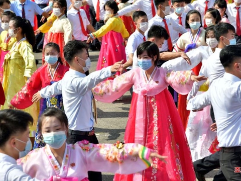 Triều Tiên bỏ đeo khẩu trang, quy định giãn cách xã hội - Ảnh 1. Triều Tiên bỏ đeo khẩu trang, quy định giãn cách xã hội - Ảnh 1.