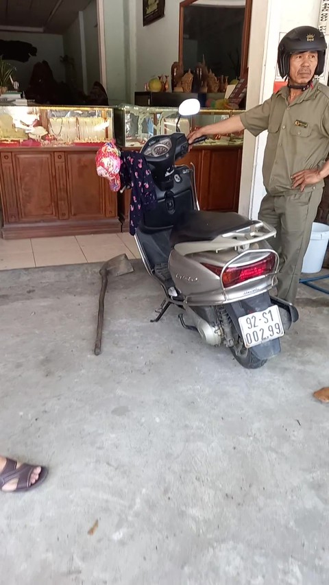 Đã bắt được nghi phạm dùng cuốc đập bể tủ kính cướp vàng - Ảnh 4. Đã bắt được nghi phạm dùng cuốc đập bể tủ kính cướp vàng - Ảnh 4.