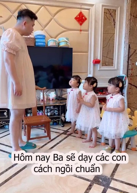 Bố dạy 3 con gái cách ngồi chuẩn dáng công chúa - Ảnh 1. Bố dạy 3 con gái cách ngồi chuẩn dáng công chúa - Ảnh 1.
