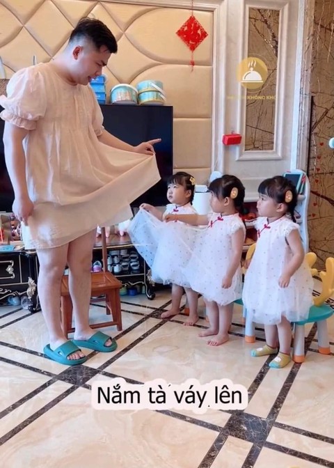 Bố dạy 3 con gái cách ngồi chuẩn dáng công chúa - Ảnh 2. Bố dạy 3 con gái cách ngồi chuẩn dáng công chúa - Ảnh 2.