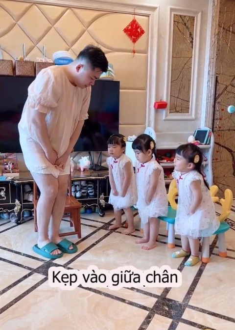 Bố dạy 3 con gái cách ngồi chuẩn dáng công chúa - Ảnh 3. Bố dạy 3 con gái cách ngồi chuẩn dáng công chúa - Ảnh 3.