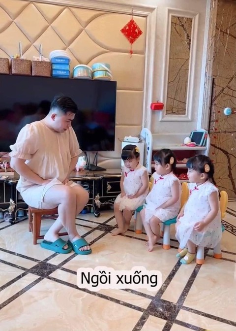 Bố dạy 3 con gái cách ngồi chuẩn dáng công chúa - Ảnh 5. Bố dạy 3 con gái cách ngồi chuẩn dáng công chúa - Ảnh 5.