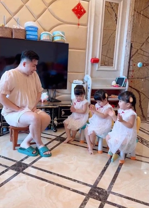 Bố dạy 3 con gái cách ngồi chuẩn dáng công chúa - Ảnh 6. Bố dạy 3 con gái cách ngồi chuẩn dáng công chúa - Ảnh 6.