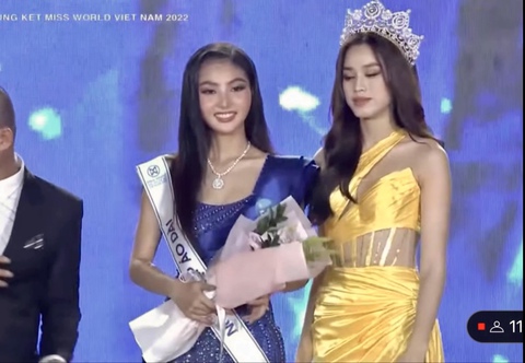Hoa hậu Đỗ Thị Hà được fan cứu sau vụ đeo sash ngược ở Miss World Việt Nam - Ảnh 2. Hoa hậu Đỗ Thị Hà được fan cứu sau vụ đeo sash ngược ở Miss World Việt Nam - Ảnh 2.