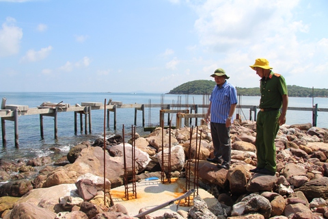 Lập biên bản các công trình xây dựng trái phép ở khu bảo tồn biển Phú Quốc - Ảnh 1. Lập biên bản các công trình xây dựng trái phép ở khu bảo tồn biển Phú Quốc - Ảnh 1.