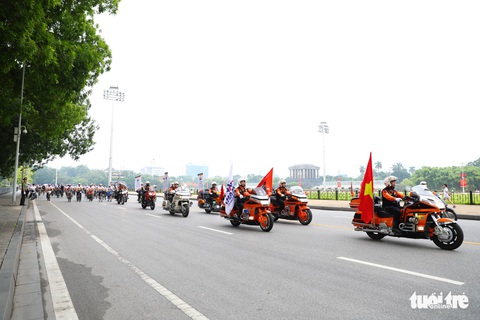 Đại sứ New Zealand hơi run trong lần đầu đạp xe vì Ngày gia đình ASEAN ở Hà Nội - Ảnh 2. Đại sứ New Zealand hơi run trong lần đầu đạp xe vì Ngày gia đình ASEAN ở Hà Nội - Ảnh 2.