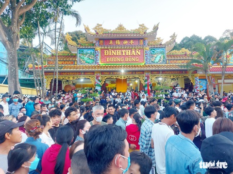Chen vai dự Lễ hội xô đụng Phú Quốc - Ảnh 1. Chen vai dự Lễ hội xô đụng Phú Quốc - Ảnh 1.