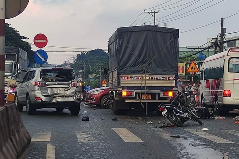 Điều tra vụ tai nạn liên hoàn giữa 8 ôtô và xe máy trên quốc lộ 1 - Ảnh 1. Điều tra vụ tai nạn liên hoàn giữa 8 ôtô và xe máy trên quốc lộ 1 - Ảnh 1.