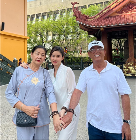 Ảnh vui sao Việt 13-8: Minh Dự ‘chờ mỏi cổ không ai hôn’ - Ảnh 9. Ảnh vui sao Việt 13-8: Minh Dự ‘chờ mỏi cổ không ai hôn’ - Ảnh 9.