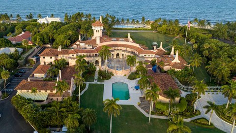 FBI thu 11 bộ tài liệu mật sau khi khám xét dinh thự của ông Trump - Ảnh 1. FBI thu 11 bộ tài liệu mật sau khi khám xét dinh thự của ông Trump - Ảnh 1.