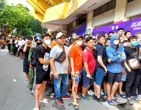 Xếp hàng mua vé trận siêu kinh điển Hà Nội - Hoàng Anh Gia Lai, giá vé chợ đen tăng gấp 3-5 lần - Ảnh 2. Xếp hàng mua vé trận siêu kinh điển Hà Nội - Hoàng Anh Gia Lai, giá vé chợ đen tăng gấp 3-5 lần - Ảnh 2.