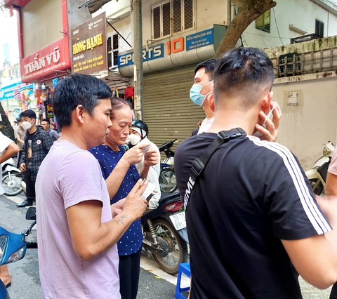 Xếp hàng mua vé trận siêu kinh điển Hà Nội - Hoàng Anh Gia Lai, giá vé chợ đen tăng gấp 3-5 lần - Ảnh 5. Xếp hàng mua vé trận siêu kinh điển Hà Nội - Hoàng Anh Gia Lai, giá vé chợ đen tăng gấp 3-5 lần - Ảnh 5.