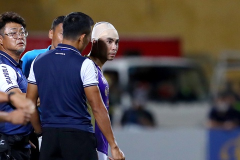 Đức Huy phải lên xe cấp cứu đến bệnh viện, rất may chỉ bị tổn thương ngoài da - Ảnh 1. Đức Huy phải lên xe cấp cứu đến bệnh viện, rất may chỉ bị tổn thương ngoài da - Ảnh 1.