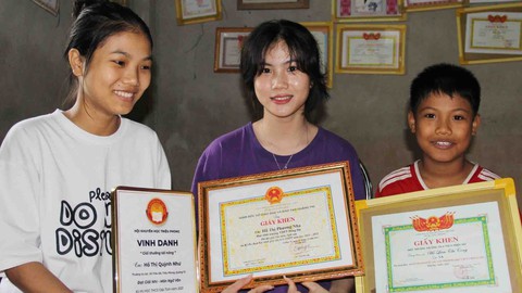 Mỗi lần mẹ chở xe ve chai về trước ngõ, lòng tôi đau lắm - Ảnh 1. Mỗi lần mẹ chở xe ve chai về trước ngõ, lòng tôi đau lắm - Ảnh 1.