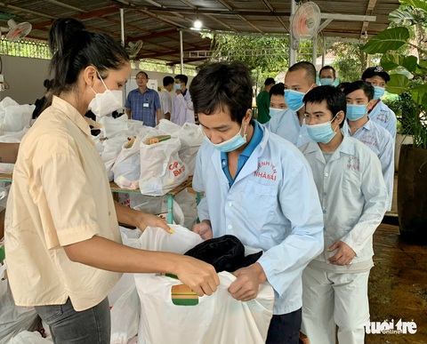 H’Hen Niê vào bếp nấu bữa trưa cho bệnh nhân HIV/AIDS - Ảnh 4. H’Hen Niê vào bếp nấu bữa trưa cho bệnh nhân HIV/AIDS - Ảnh 4.