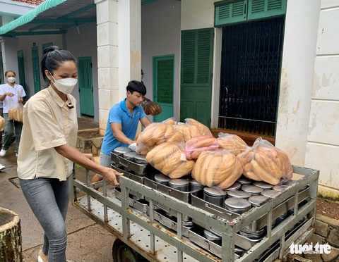H’Hen Niê vào bếp nấu bữa trưa cho bệnh nhân HIV/AIDS - Ảnh 5. H’Hen Niê vào bếp nấu bữa trưa cho bệnh nhân HIV/AIDS - Ảnh 5.