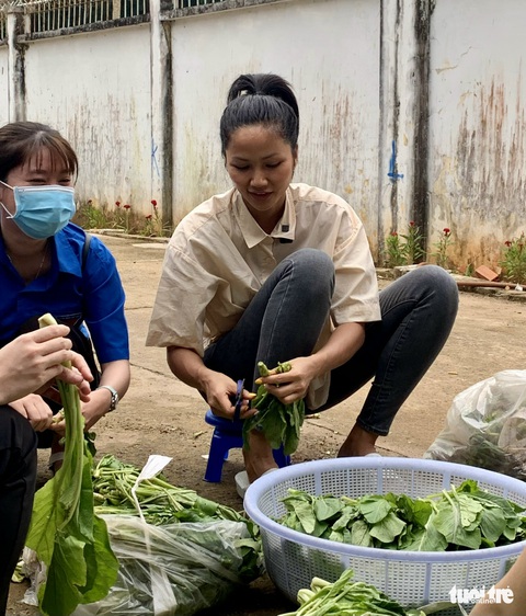 H’Hen Niê vào bếp nấu bữa trưa cho bệnh nhân HIV/AIDS - Ảnh 2. H’Hen Niê vào bếp nấu bữa trưa cho bệnh nhân HIV/AIDS - Ảnh 2.