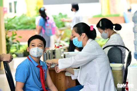 Sắp tựu trường, trẻ tiêm vắc xin còn thấp - Ảnh 1. Sắp tựu trường, trẻ tiêm vắc xin còn thấp - Ảnh 1.